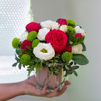 Пионовидные розы и эустомы в вазе