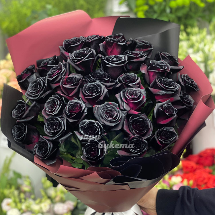 Букет из 35 окрашенных черных роз (крупный план)