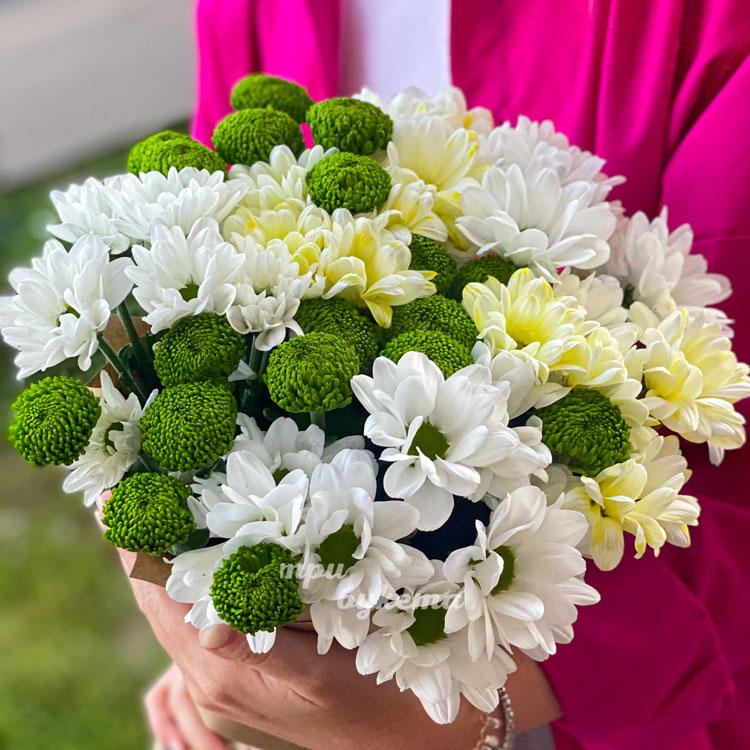 Букет кустовых хризантем в крафте (крупный план)