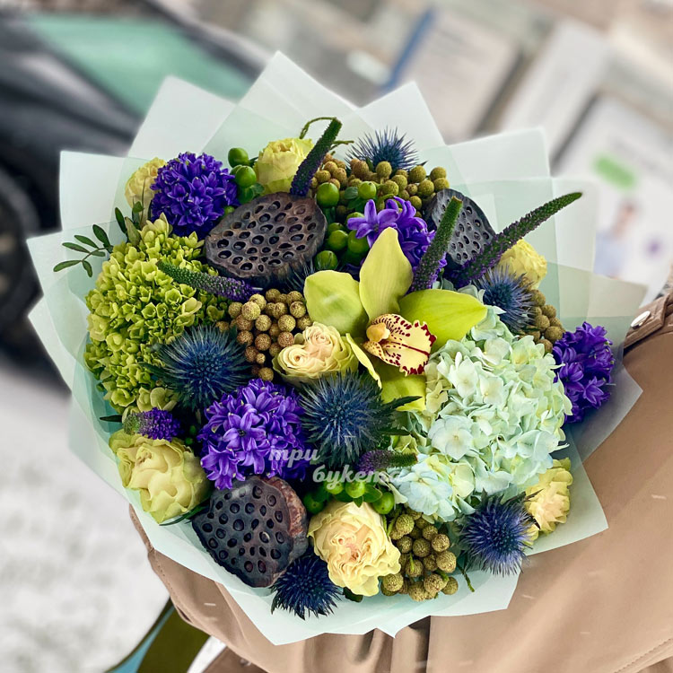 Букет гортензий, гиацинтов и лотосов (вид сверху)