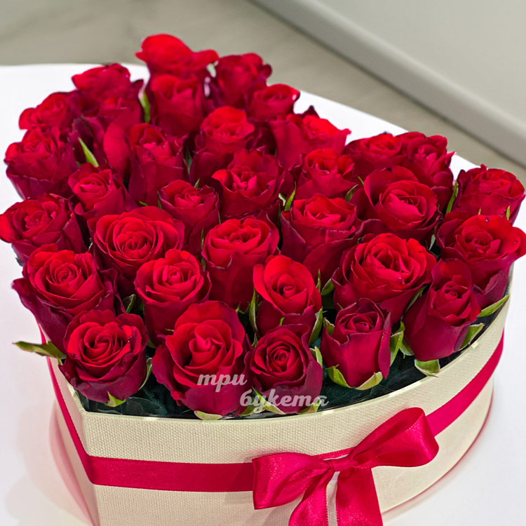 Коробка-сердце из 33 красных роз (крупный план)