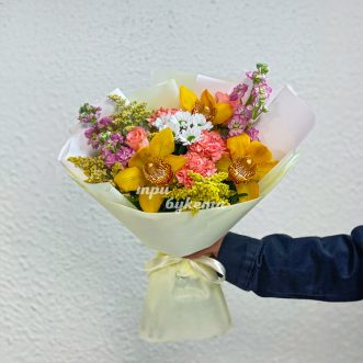 Букет желтых орхидей и коралловых гвоздик