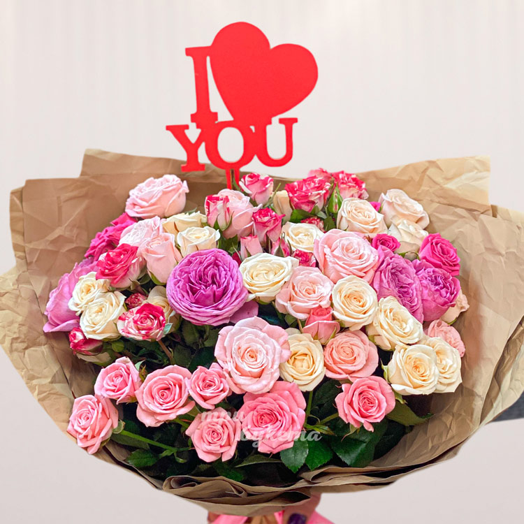 Букет ассорти кустовых роз на 8 марта (крупный план)