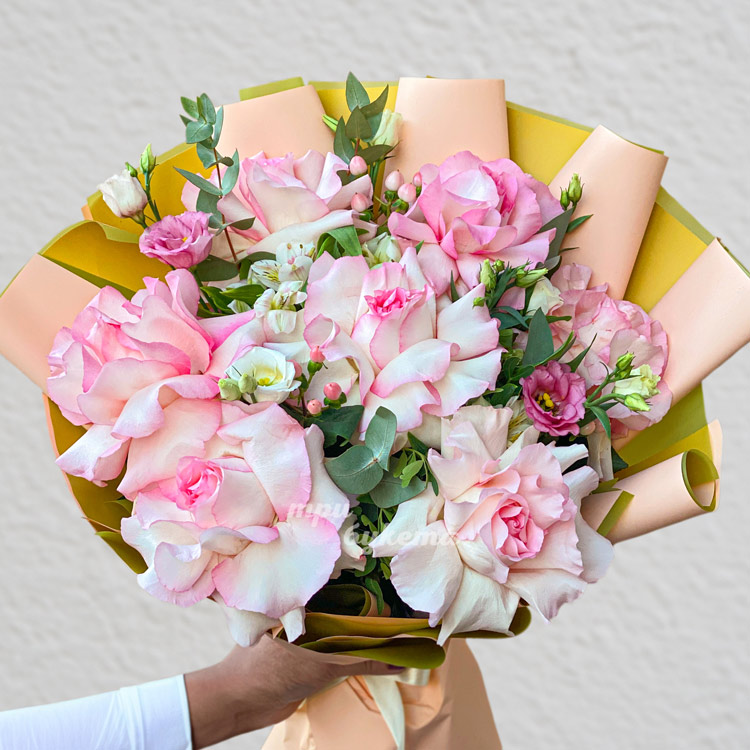 Букет эустом и роз Белла Вита на 8 марта (крупный план)