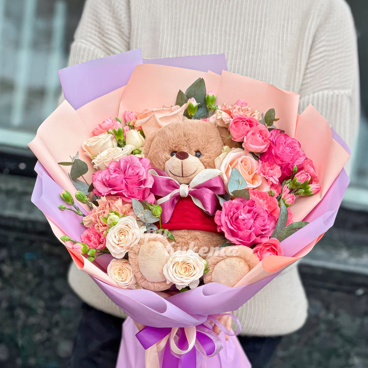 Букет гвоздик и роз с Мишкой на 14 февраля (крупный план)