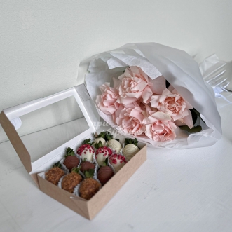 Набор 12 клубник и 5 нежно-розовых французских роз