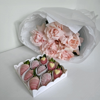 Набор 9 клубник и 5 нежно-розовых французских роз