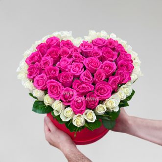 Сердце из роз на 8 марта в коробке