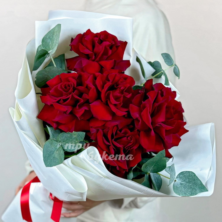 Букет из 5 красных французских роз (крупный план)