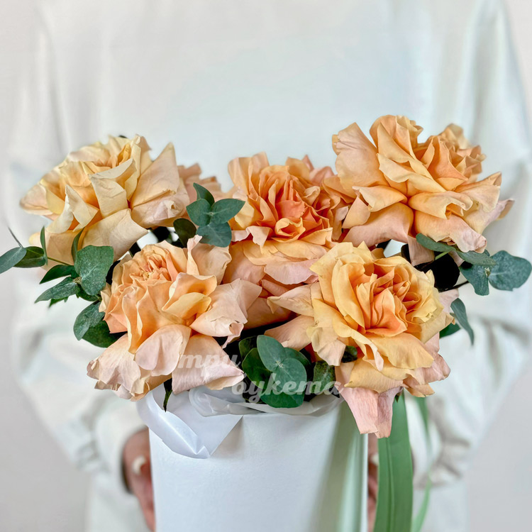 Коробка из 5 желтых французских роз (крупный план)