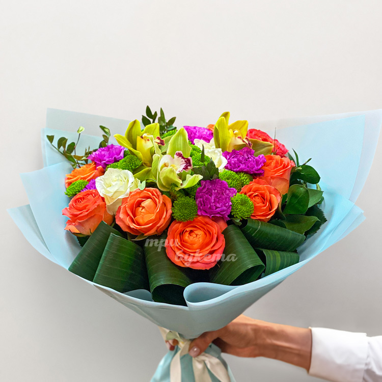 Букет ярких орхидей, гвоздик и роз (крупный план)