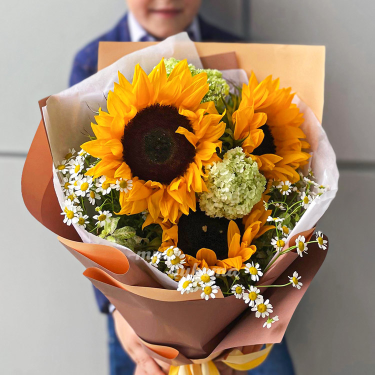 Букет подсолнухов и ромашек на 1 сентября (крупный план)