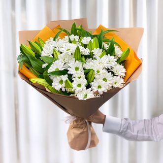 Букет белых хризантем и белых лилий