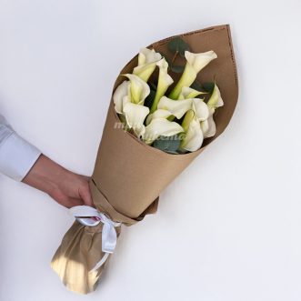 Букет белых калл с эвкалиптом в крафте Букет белых калл с эвкалиптом в крафте