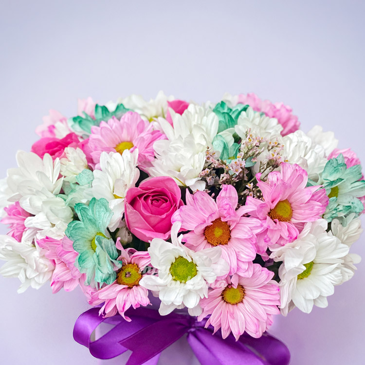 Коробочка разноцветных хризантем (крупный план)