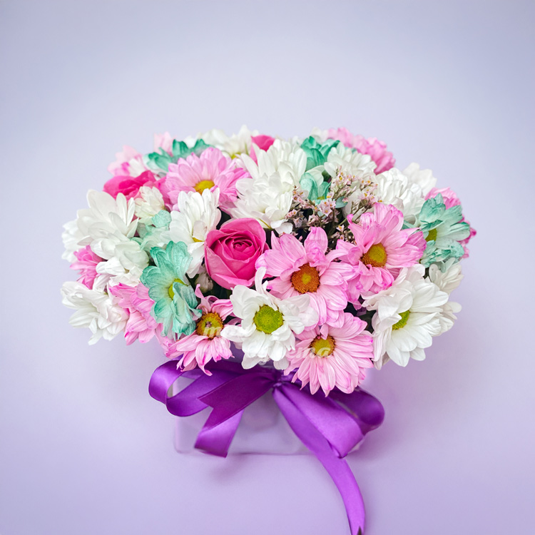 Коробочка разноцветных хризантем