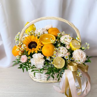 Корзина цитрусовых с розами и гвоздиками