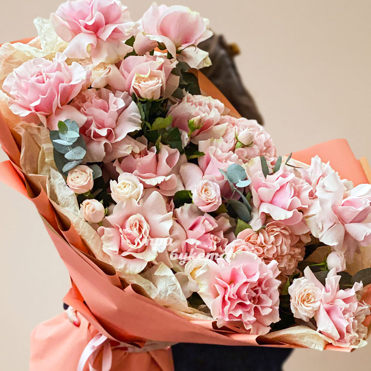 Пышный букет розовых французских роз (крупный план)