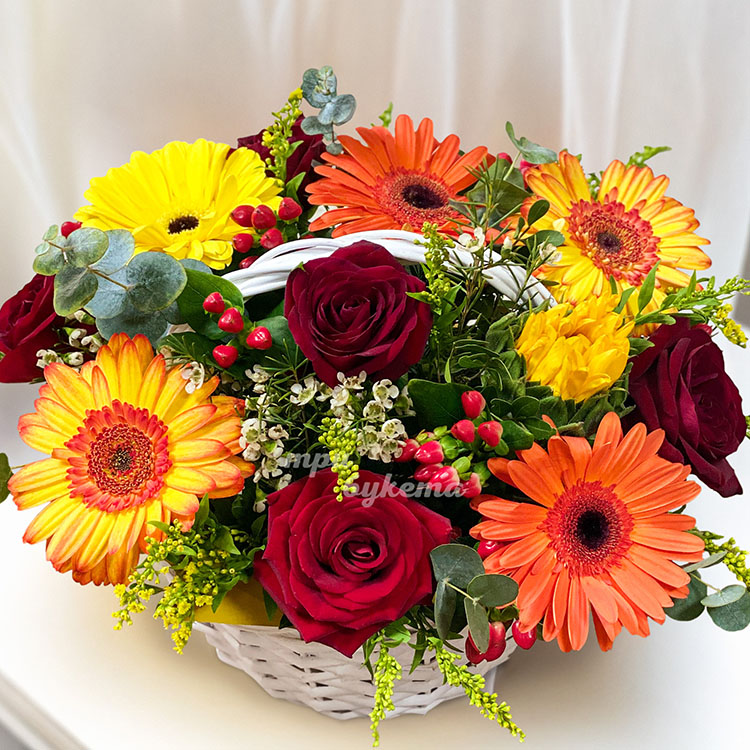 Корзина гербер и роз с зеленью (крупный план)