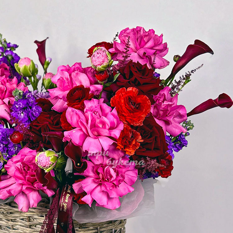Корзина роз, маттиол, ранункулюсов и калл (крупный план 1)