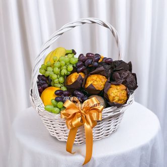 Корзина с виноградом и маффинами