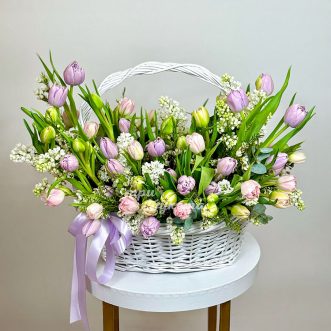 Пышная корзина с тюльпанами и сиренью
